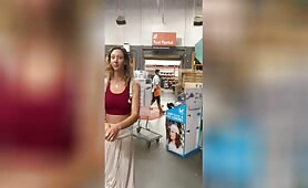 Surprise alors qu'elle s'exhibe dans un magasin