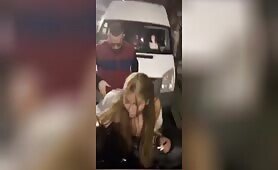 Baisée sur une moto en pleine rue