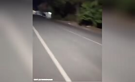 Ce couple amateur se lâche au milieu d'une rue