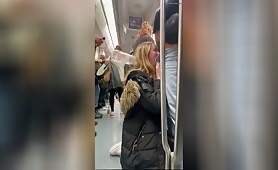 Elle lui dévore la bite dans le métro