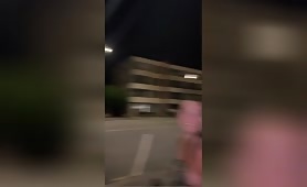 Des copines se promenent à poil dans la rue