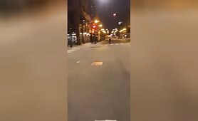 Elle n'attend pas pour sucer ce gros chibre dans la rue