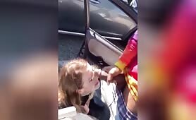 Elle se fait recouvrir de sperme sur le parking