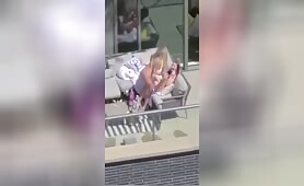 Il surprend ses voisines en train de baiser sur le balcon