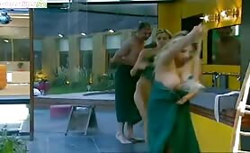 Son gros sein sort dans une émission de TV