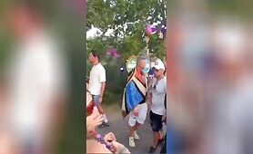 Elle montre ses seins aux passants