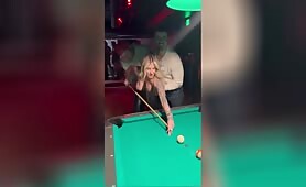 Une blonde très accessible dans un bar