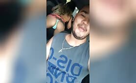 2 copines exhibent leurs seins à l'arrière de la voiture