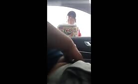 Elle aide un pervers en lui touchant la queue