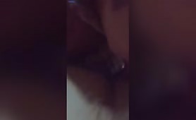 Elle demande à son homme soumis de lécher une copine