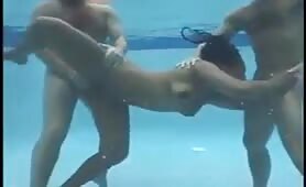 Elle se fait entièrement baisée sous l'eau