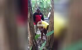 Surpris par un promeneur en pleine nature
