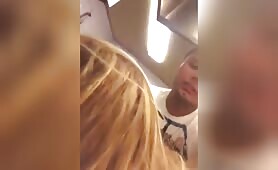 Bombe baisée dans les toilettes du club