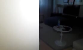 Je la surprend en train de sucer le voisin