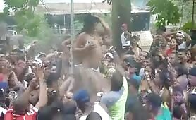 La foule a du mal à se contenir lors d'une danse sexy