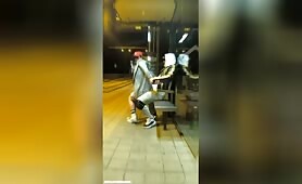 Baise intense sur un banc public