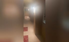 Cochonne prise par 2 mecs en sortie de boite