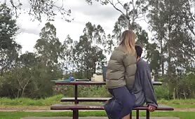Couple baise sur un banc public et se fait surprendre plusieurs