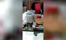 Elle se carresse avec une frite chez Mc Donald