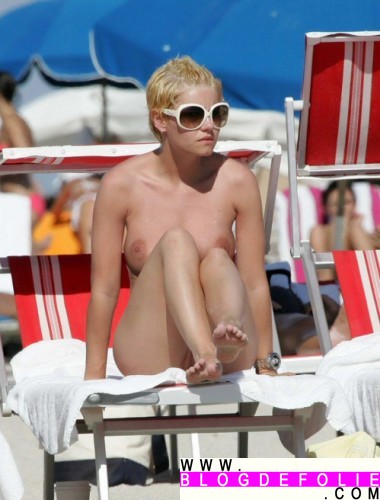 Elisha Cuthbert Nue Sur La Plage