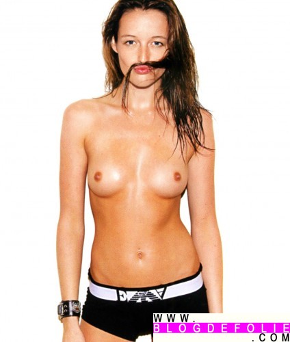 sarah-dumont-topless-italy-02