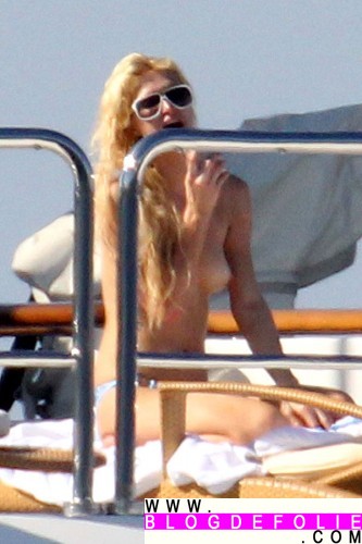 paris-hilton-topless-paris-02