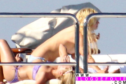 paris-hilton-topless-paris-05