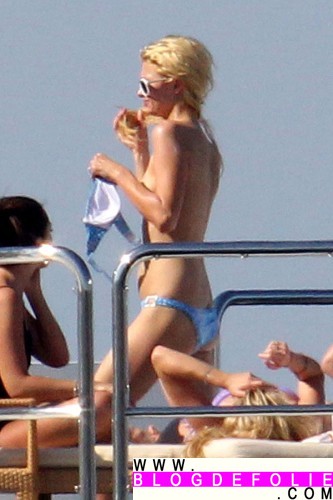 paris-hilton-topless-paris-08