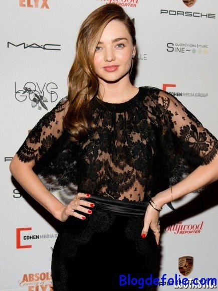 miranda-kerr-braless-peek-under-a-lace-top-07-435x580