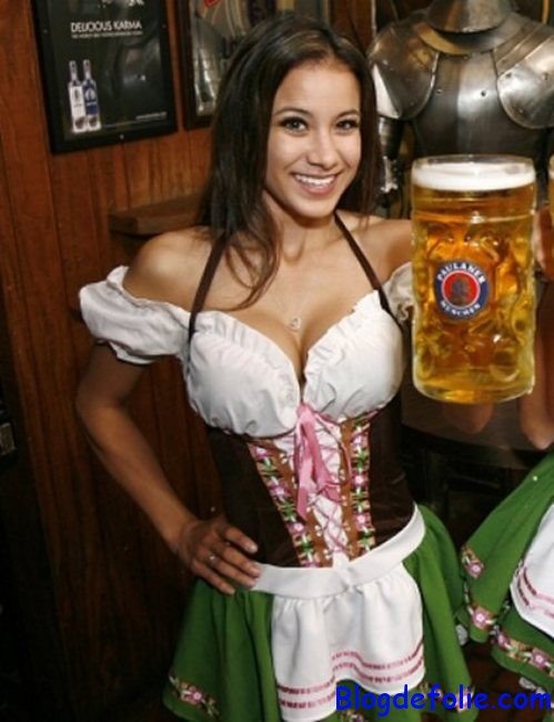 oktoberfest-girls-cleavage-boobs-2