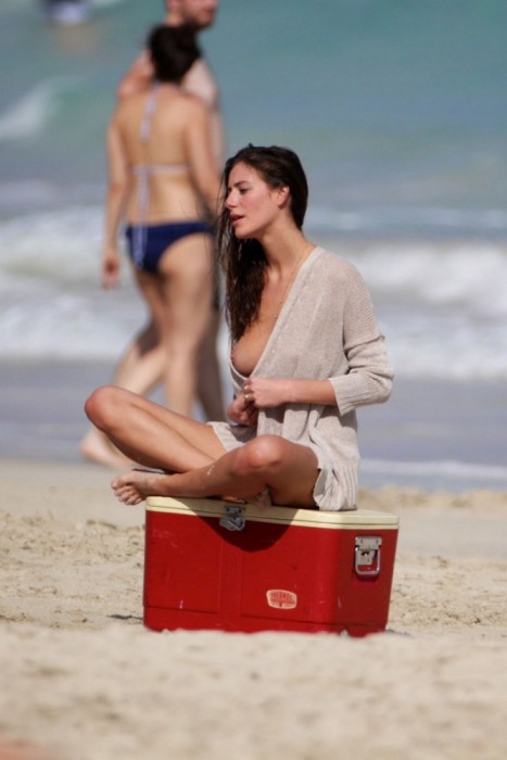 alejandra-guilmant-topless-plage-8-667x1000