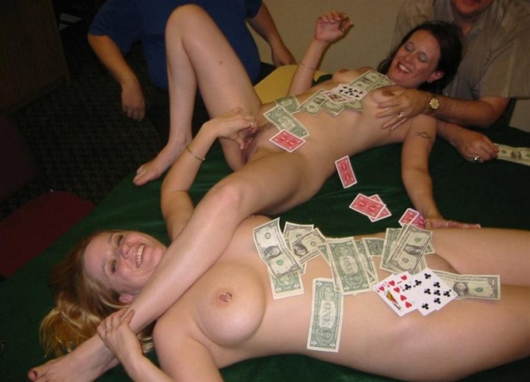 2 coquines se font une partie de strip poker